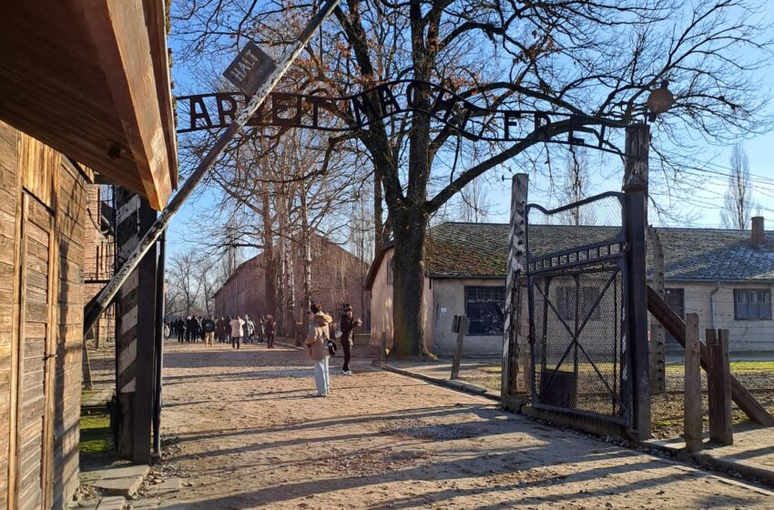  Una targa in memoria delle vittime dell’Olocausto di fronte al Municipio