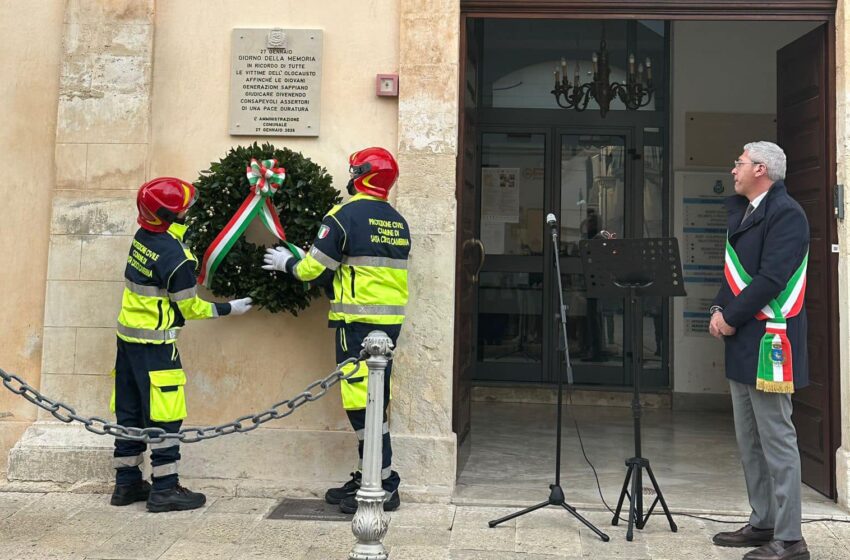  Una targa in memoria delle vittime dell’Olocausto di fronte al Municipio